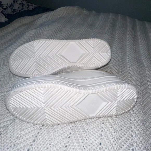 Belos Memory Foam Fashion Platform White  Sneakers with Gold Star - Size 9 - Picture 5 of 6